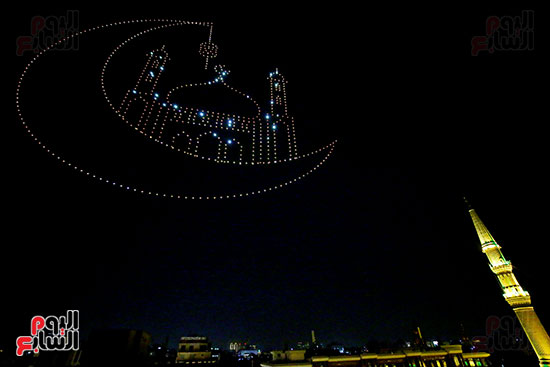 تحولت سماء ساحة مسجد الحسين إلى لوحة فنية