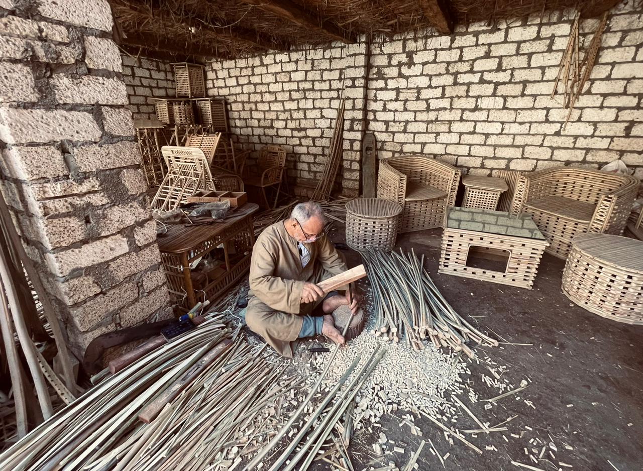 عم محمود يبدع فى صناعة منتجات الجريد