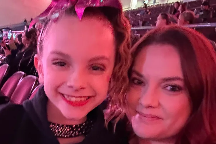 الأم وابنتها الأم وابنتها