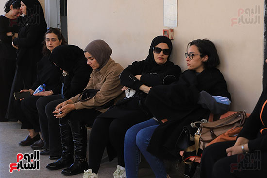 الزملاء خلال  الجنازة