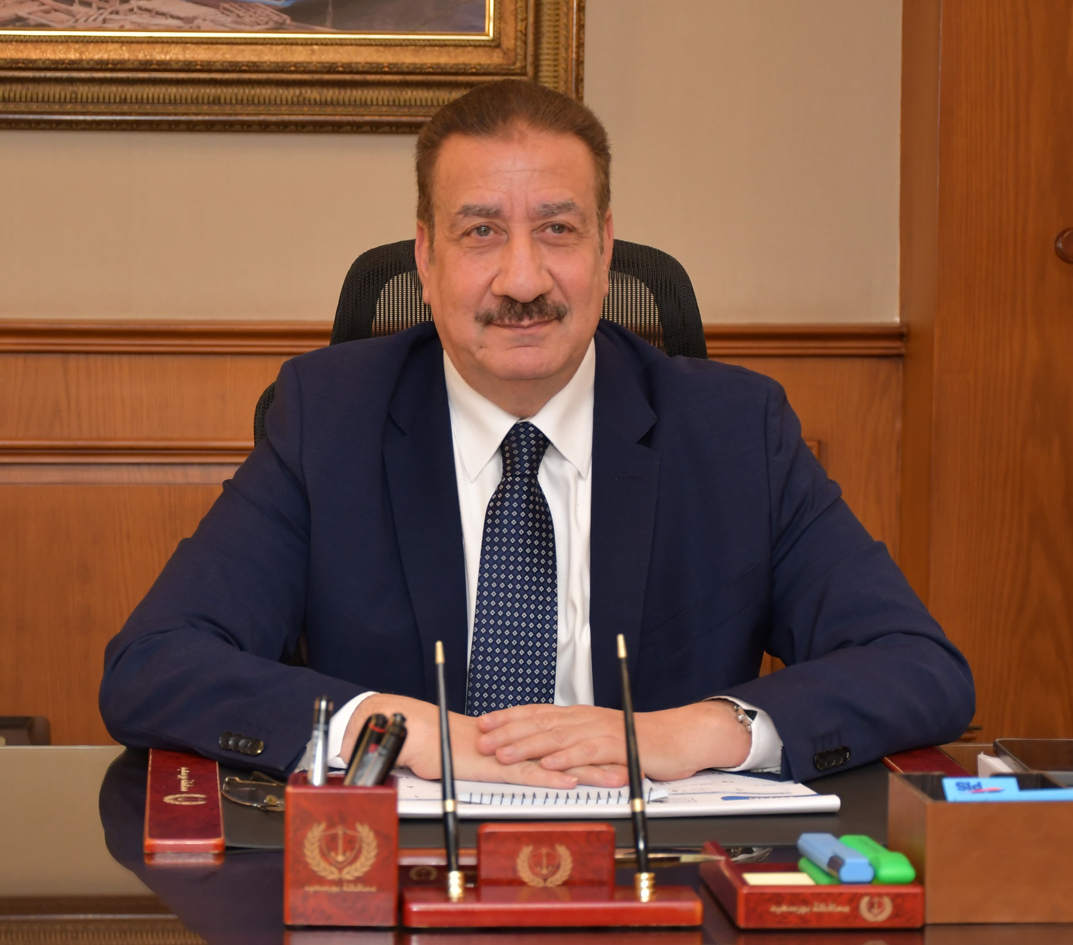 محافظ بورسعيد في مكتيه