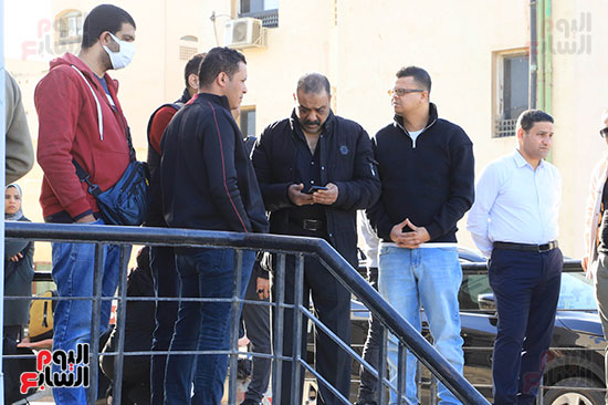 خلال انتظار خروج الجثمان (2)