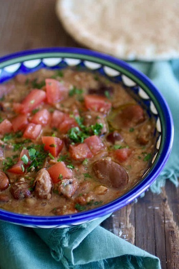 طريقة عمل الفول بالسجق الاسكندراني