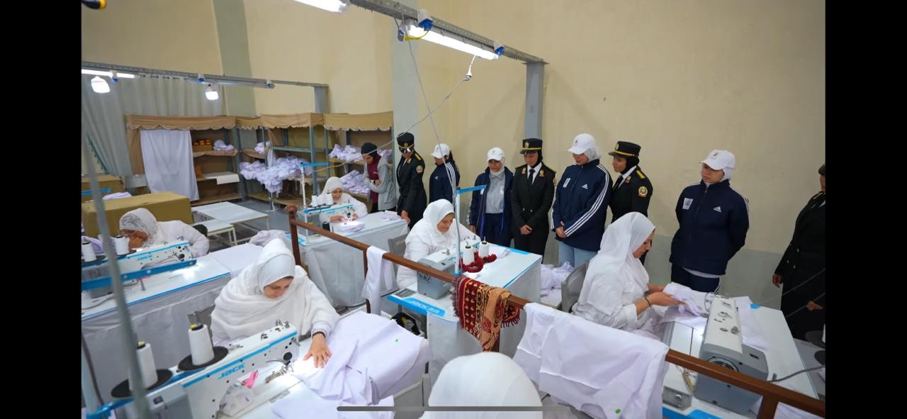  نزلاء مراكز الإصلاح يتعلمون تصنيع الملابس الجاهزة (2)