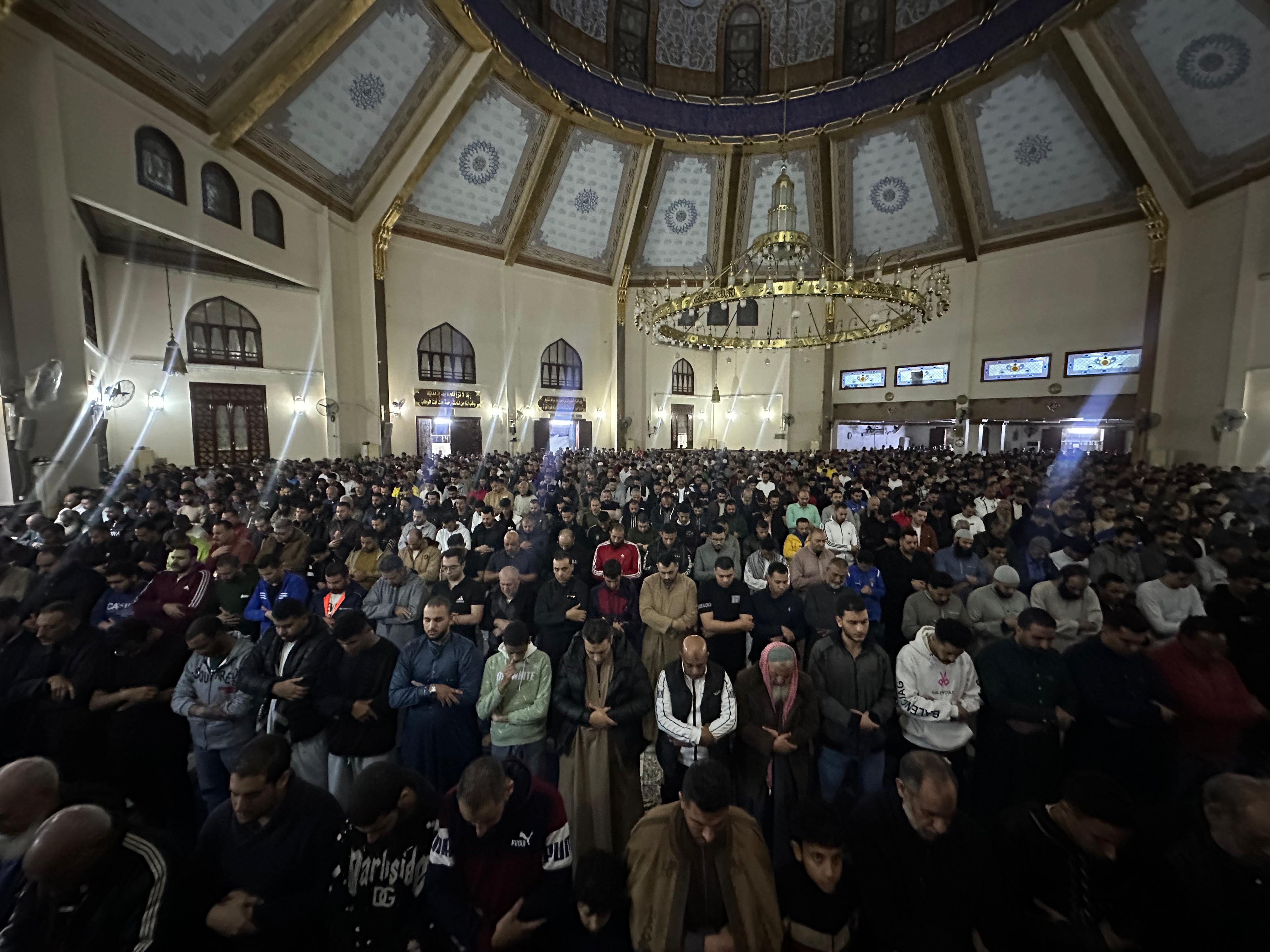 المصلون في المسجد المصلون في المسجد