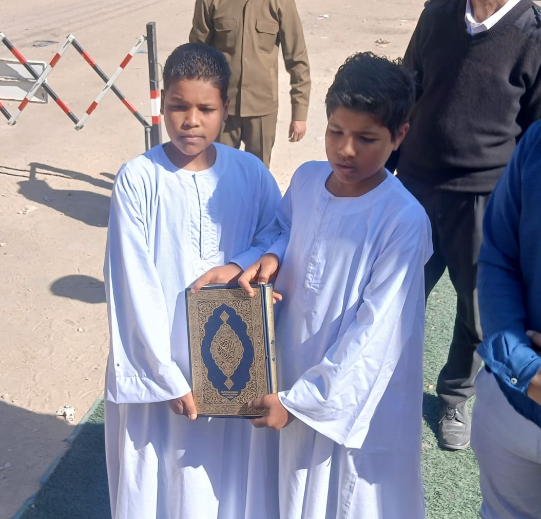 أطفال حاملين كتاب الله في الصلح أطفال حاملين كتاب الله في الصلح