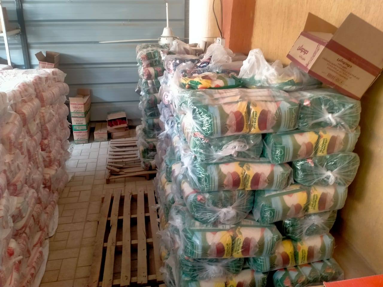 جانب من توفير السكر والأرز بأسعار مخفضة فى معارض أهلا رمضان