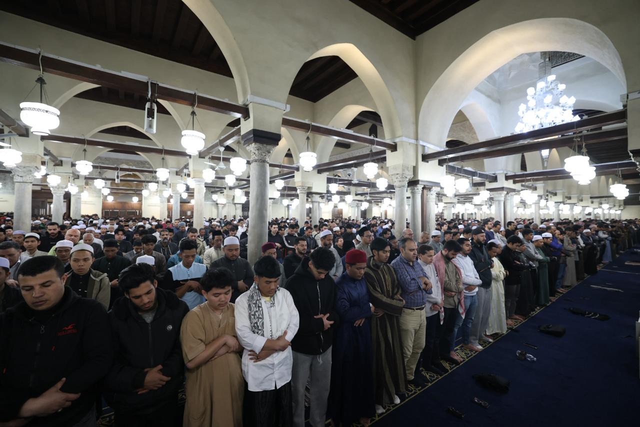 جانب من المصلين جانب من المصلين