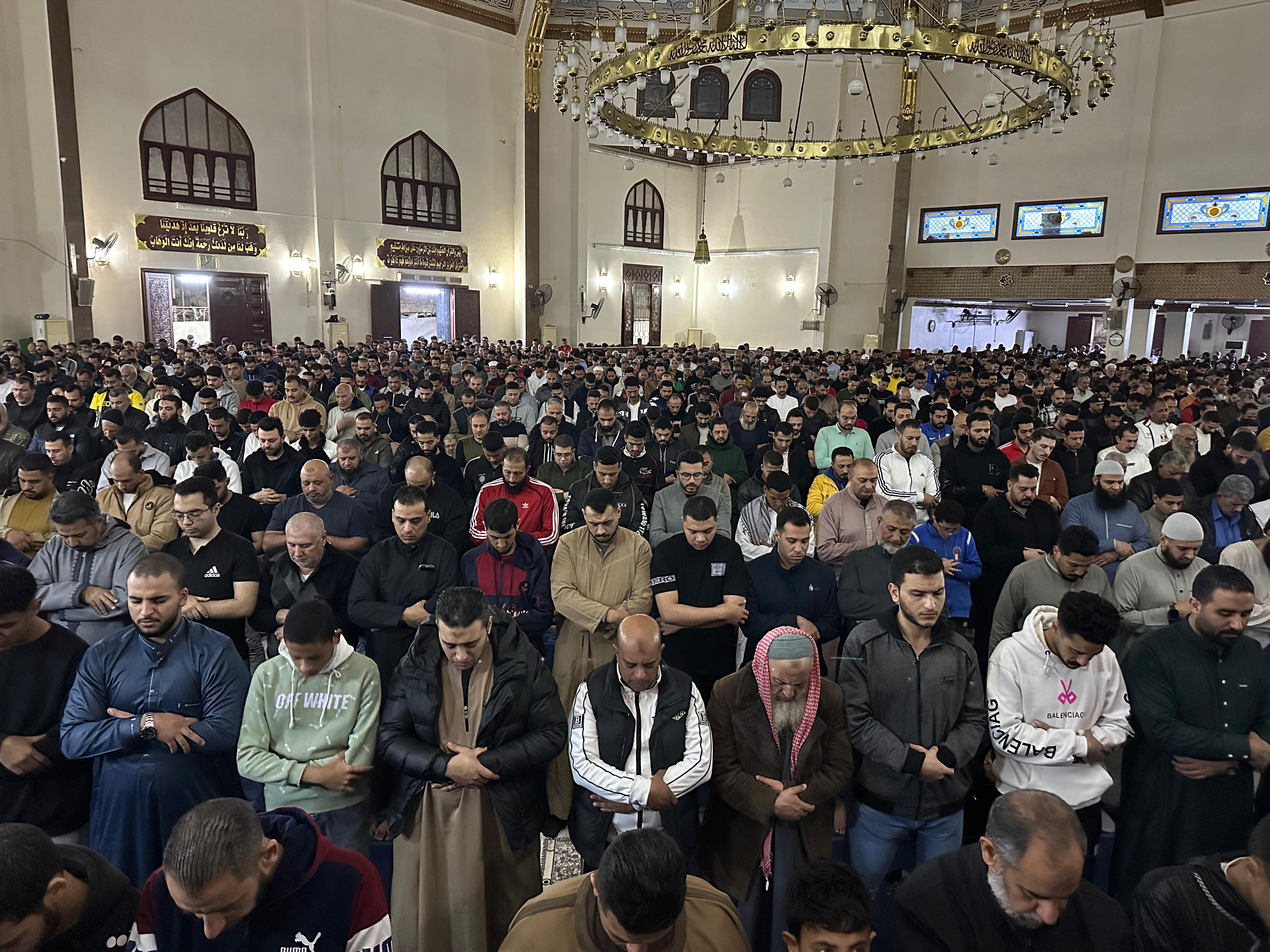 الالاف من المصلين الالاف من المصلين