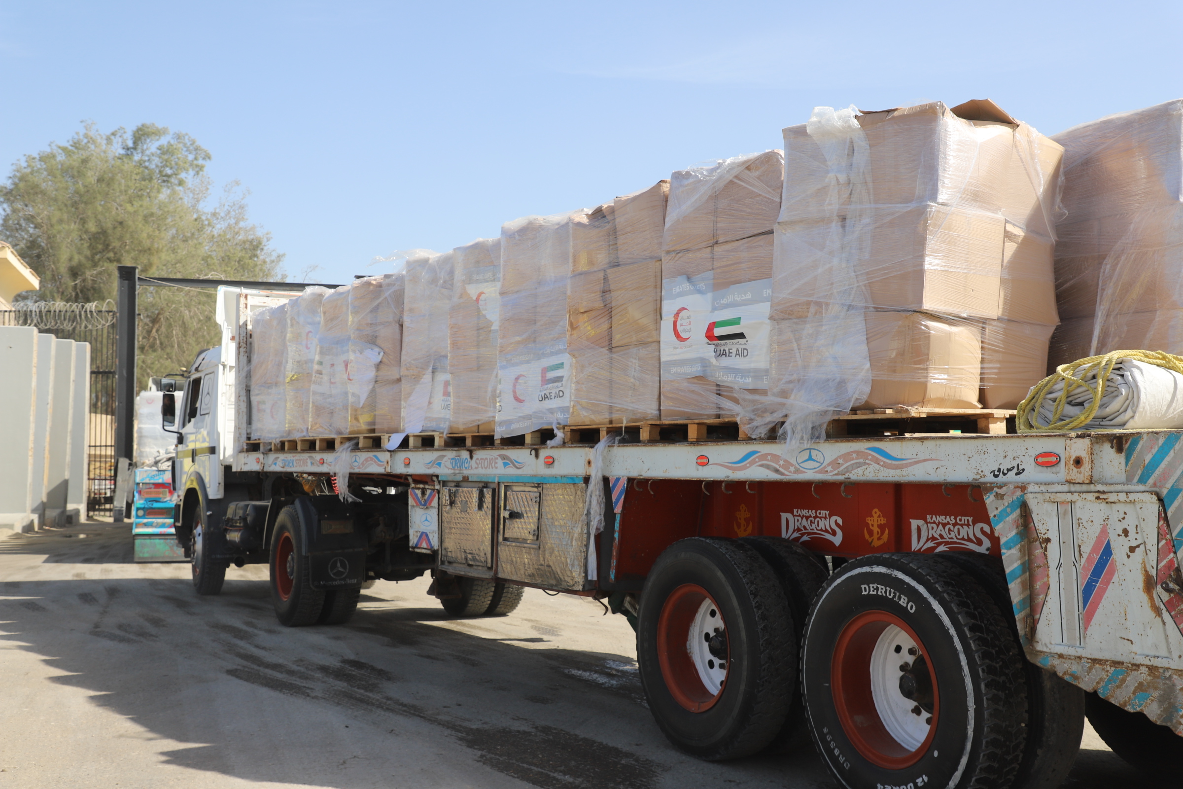 مرور الشاحنات من معبر رفح لمعبر كرم ابو سالم 