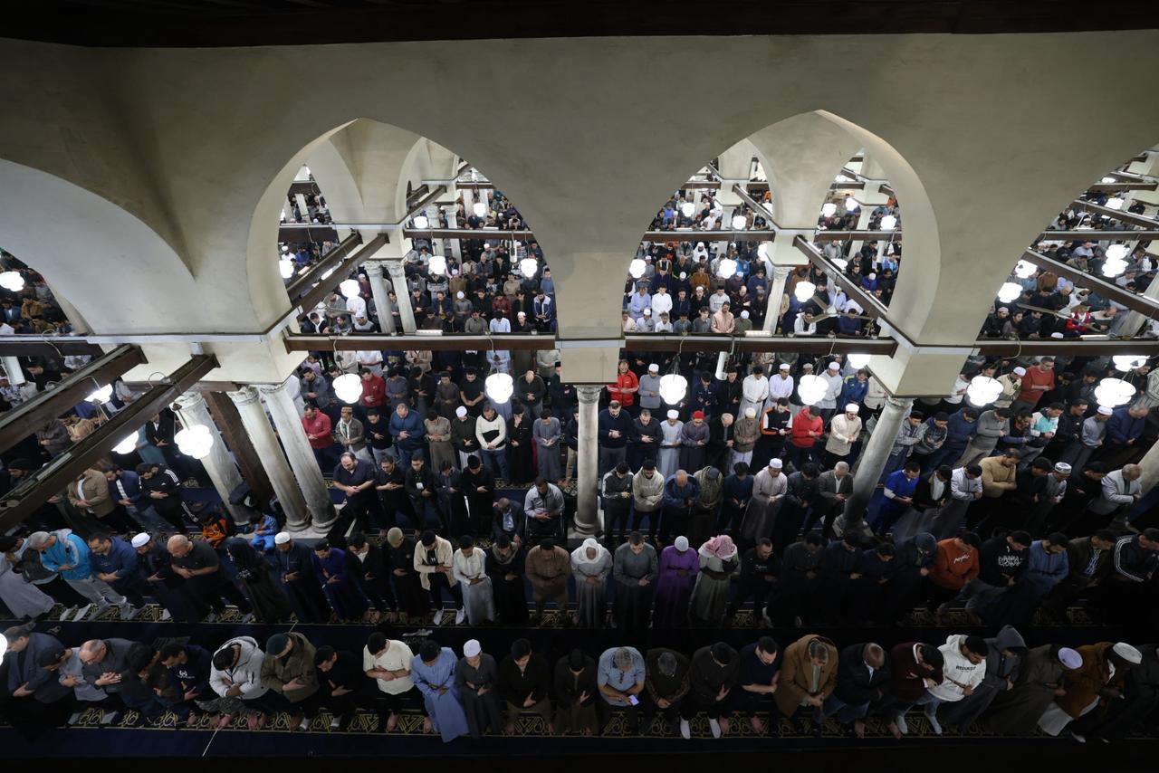 المصلون فى الجامع الأزهر