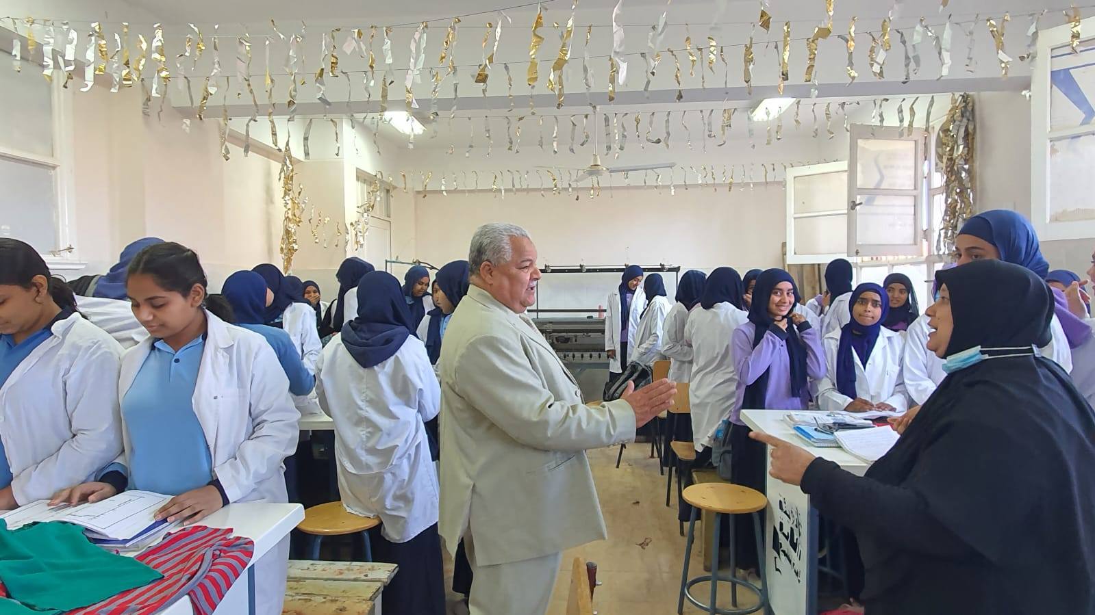 متابعة ورش عمل الملابس في مدرسة الفنية الصناعية بنات متابعة ورش عمل الملابس في مدرسة الفنية الصناعية بنات