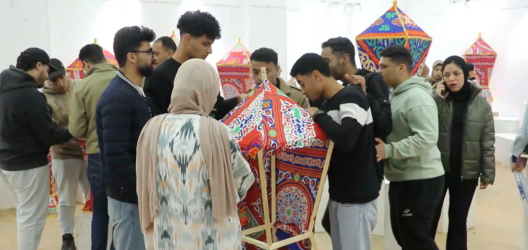 مشاركة هيئة التدريس  الطلاب والطالبات في تصميم الفوانيس