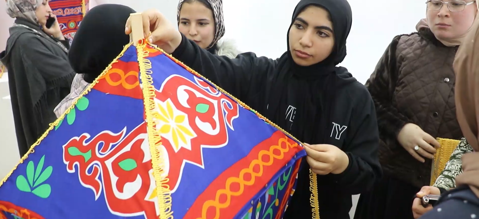 طالبات تبدعن في صناعة الفوانيس