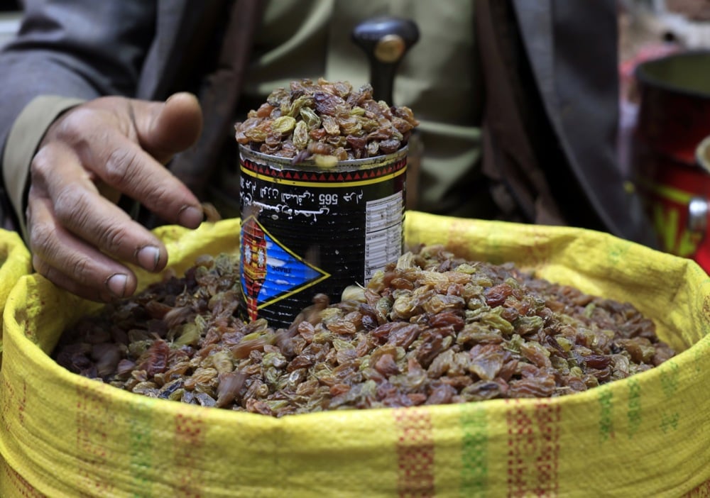 رمضان فى اليمن.. انتعاش حركة العطارة والمكسرات استقبالا للشهر الكريم (2)