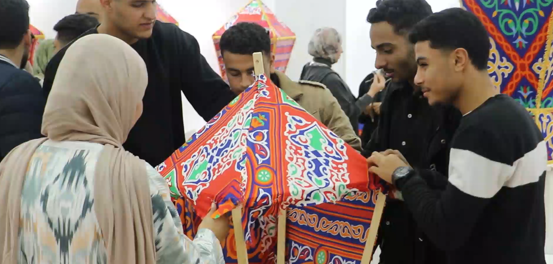 طلاب وطالبات يصنعون الفوانيس 