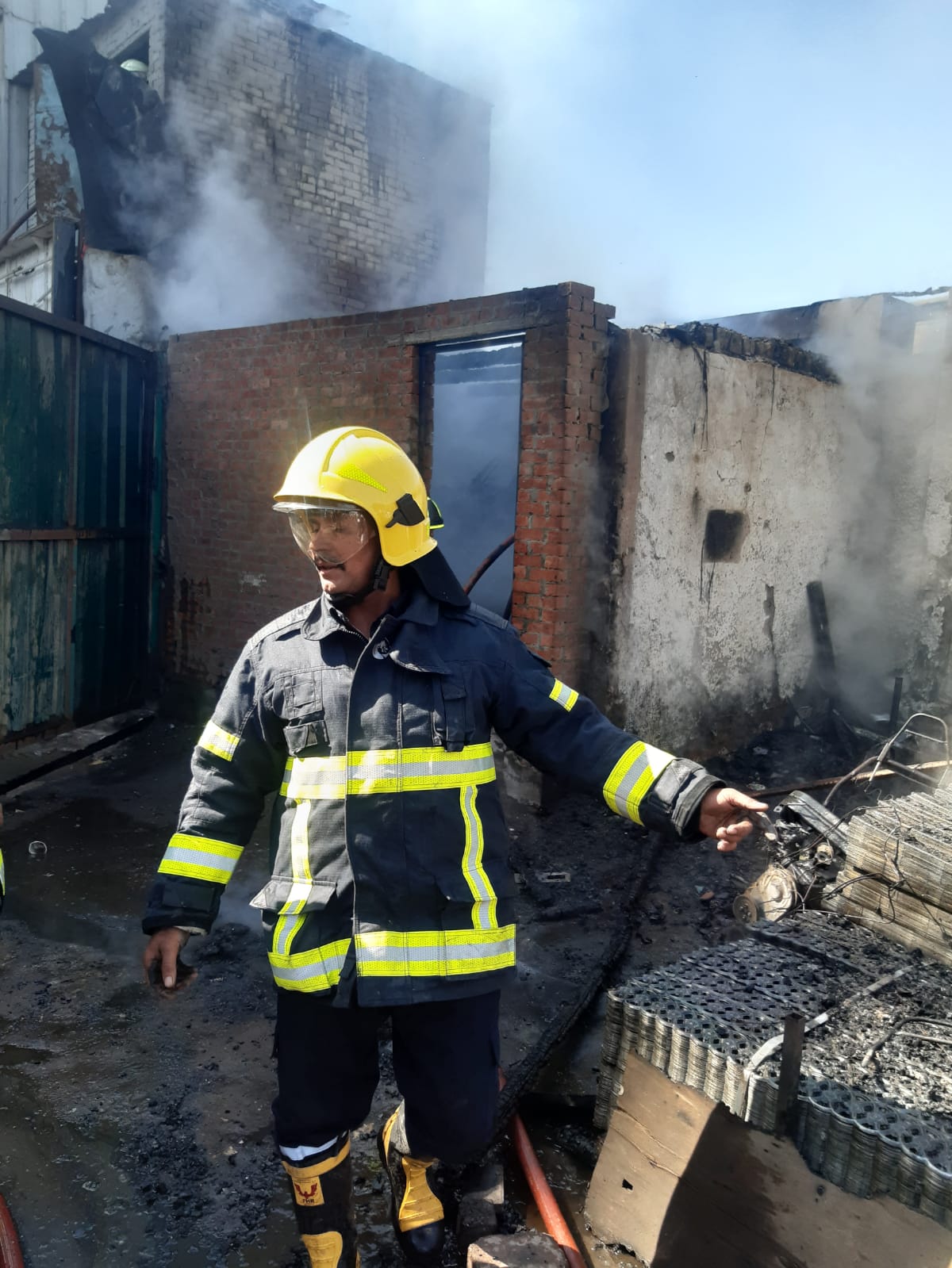 السيطرة على حريق مكتب شحن موبيليا فى حدائق القبة (1)