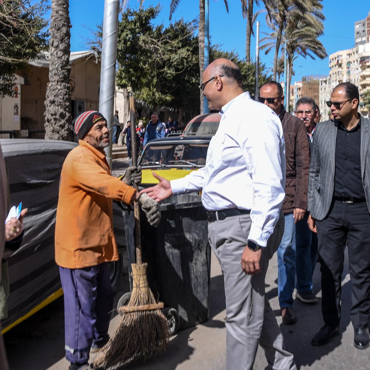 المحافظ يصافح عامل نظافه 