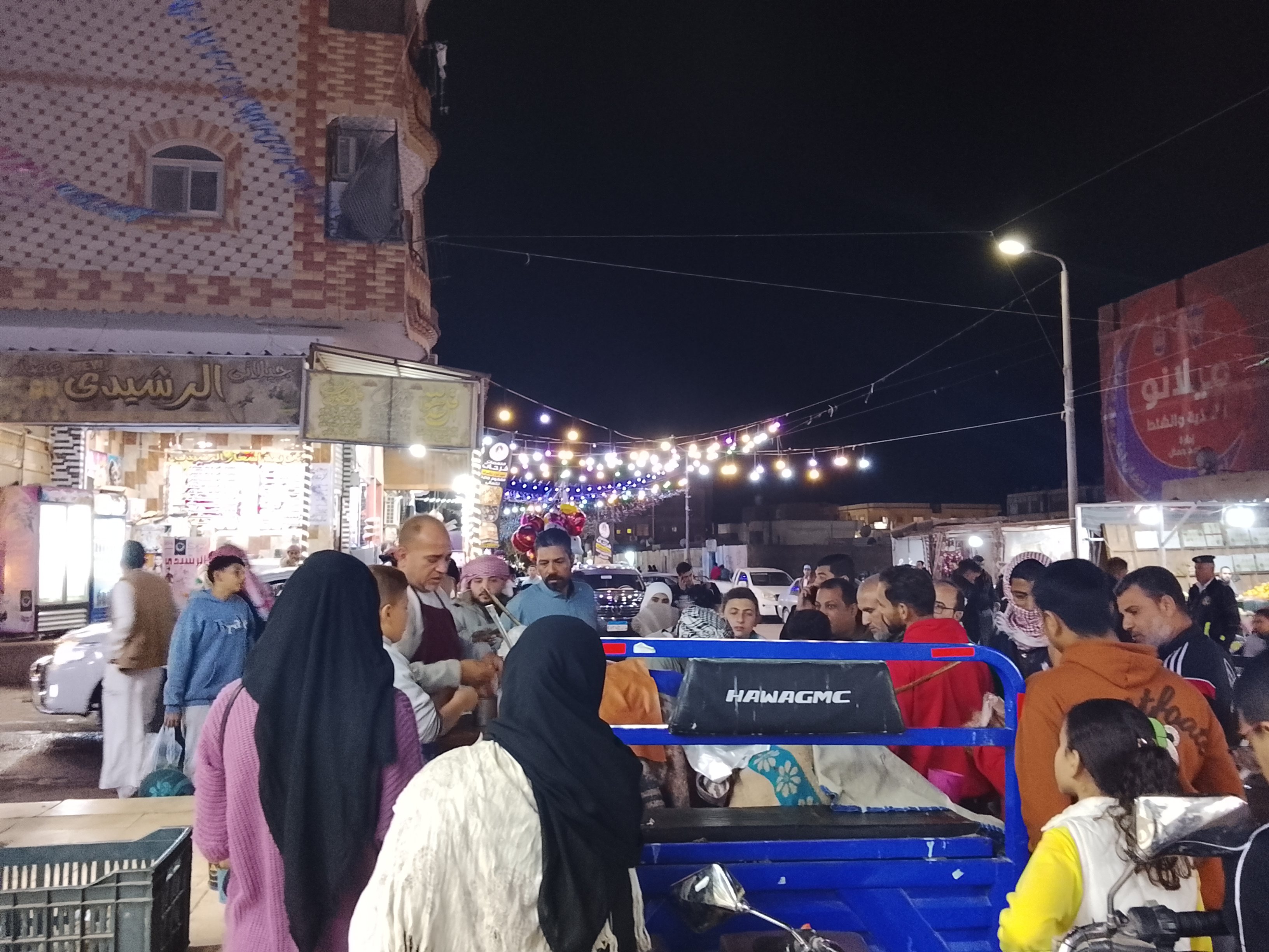 توافد المواطنين على عرباب الفول