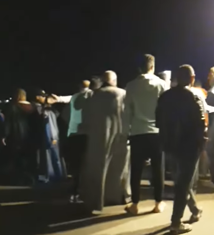 تواجد عدد من المواطنين بموقع الحادث