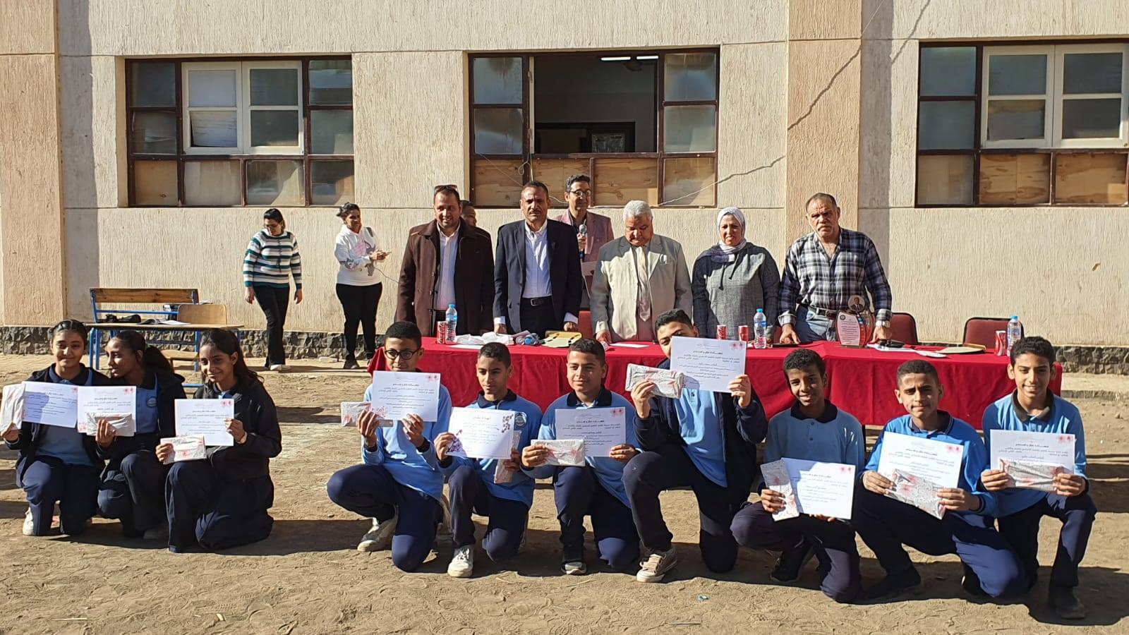 تكريم أوائل المرحلة الإعدادية بمدرسة الأقصر للتعليم الأساسي تكريم أوائل المرحلة الإعدادية بمدرسة الأقصر للتعليم الأساسي