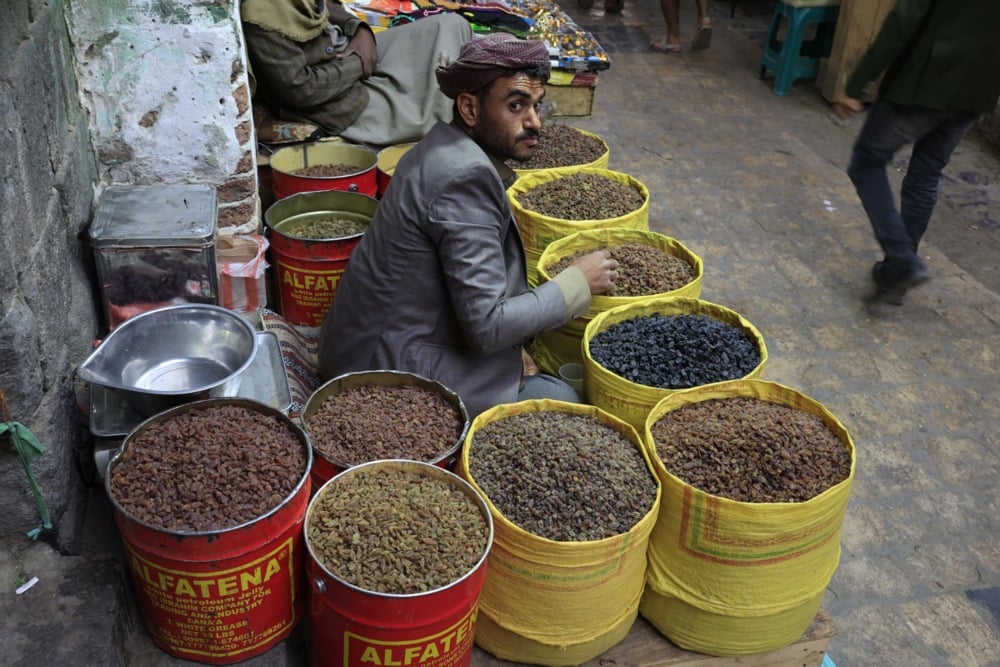 رمضان فى اليمن.. انتعاش حركة العطارة والمكسرات استقبالا للشهر الكريم (3)