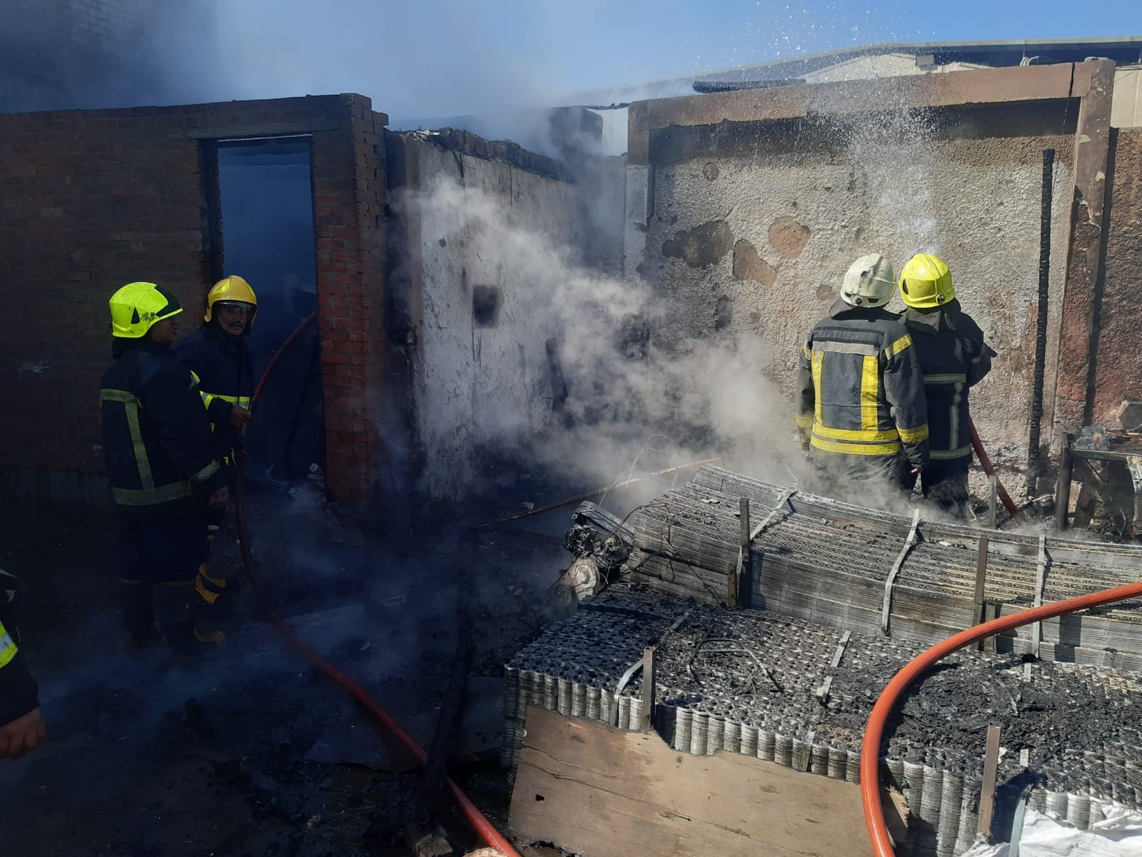 السيطرة على حريق مكتب شحن موبيليا فى حدائق القبة (2)