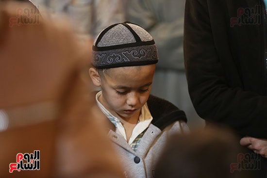 الأطفال خلال الصلاة