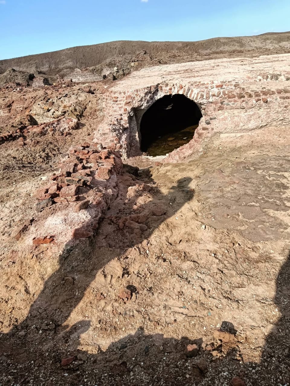 أطلال الأسوار والقلاع المهدمة.