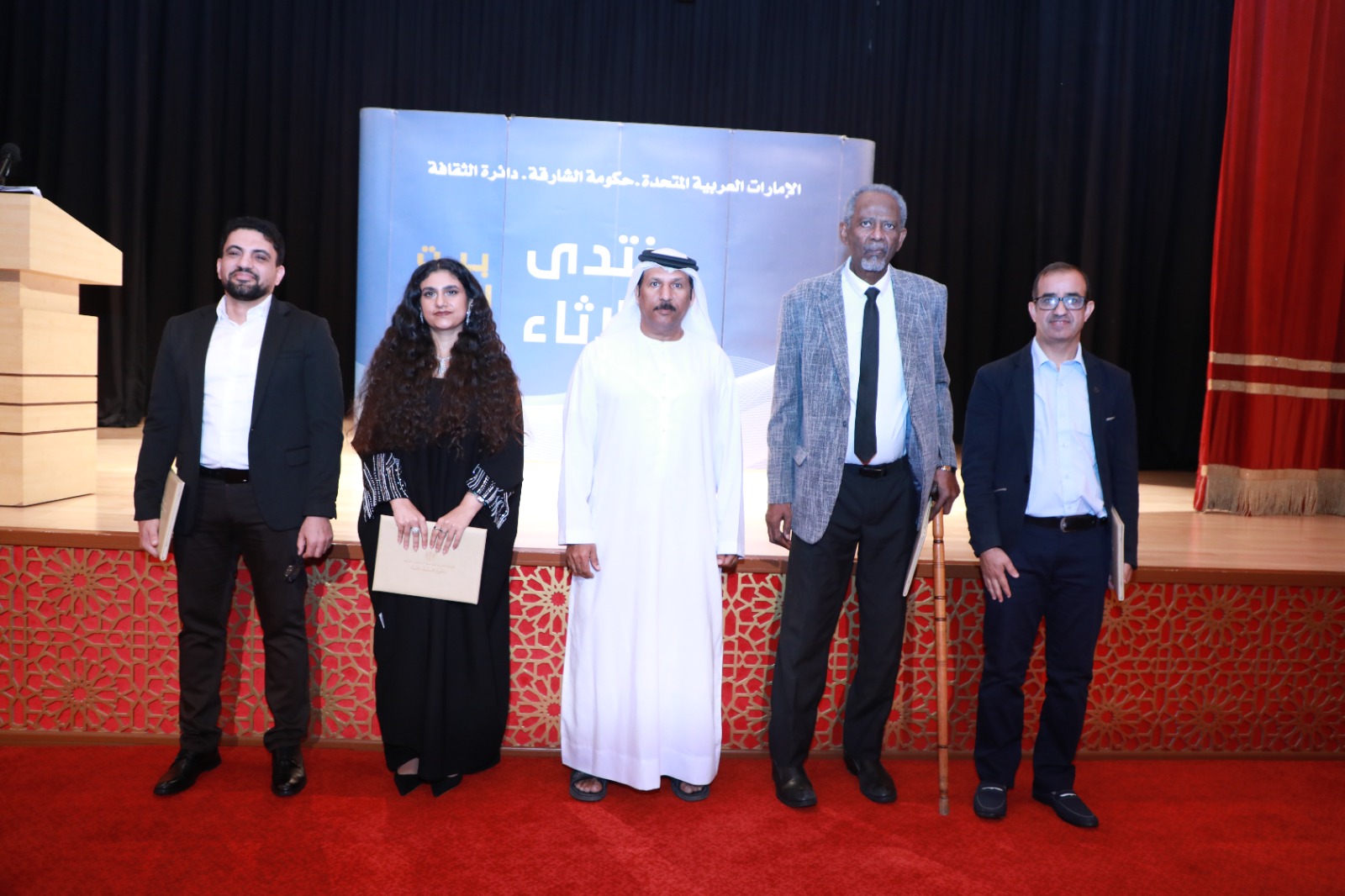 الشاعر محمد البريكى يكرم شعراء الأمسية الشاعر محمد البريكى يكرم شعراء الأمسية