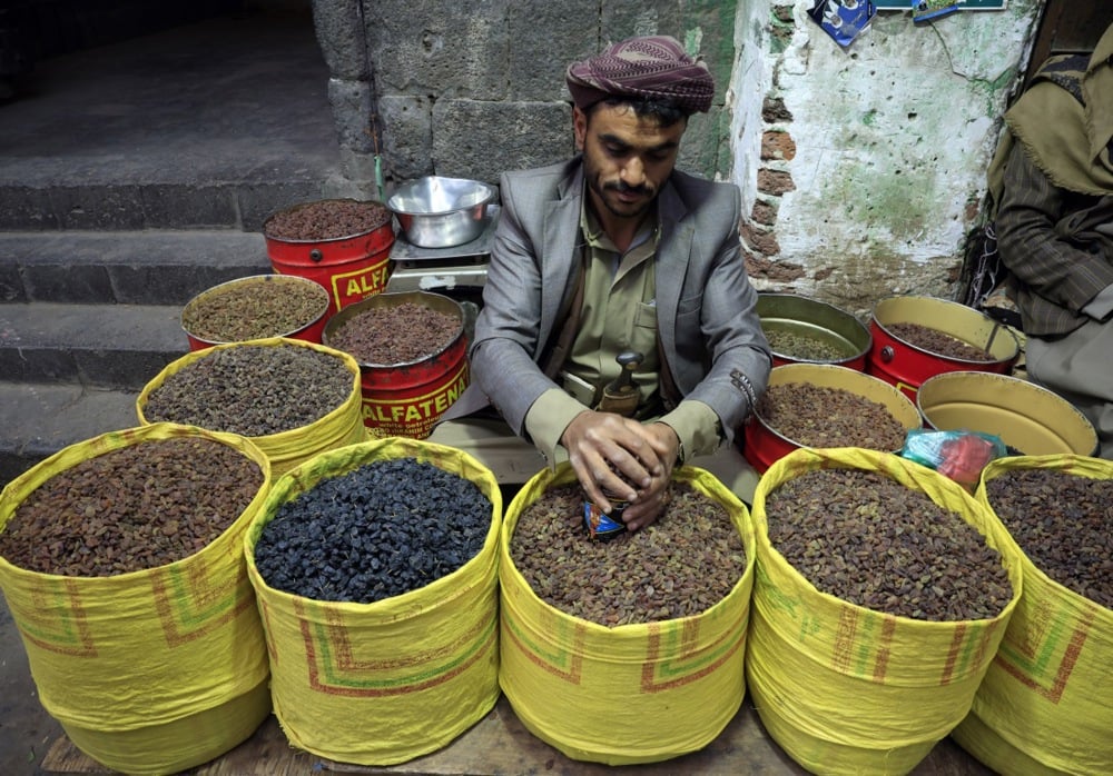 رمضان فى اليمن.. انتعاش حركة العطارة والمكسرات استقبالا للشهر الكريم (7)