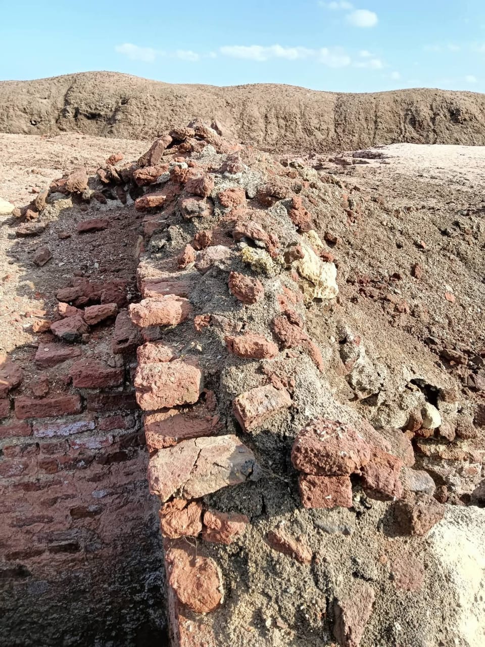 صهاريج تخزين المياه العذبة.