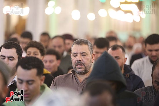 في أجواء روحانية مهيبة آلاف المصلين يحيون أولى ليالي رمضان في مسجد عمرو بن العاص