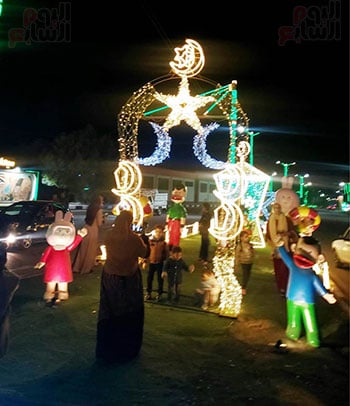 الأهالى يلتقطون الصور التذكارية مع زينة رمضان الأهالى يلتقطون الصور التذكارية مع زينة رمضان