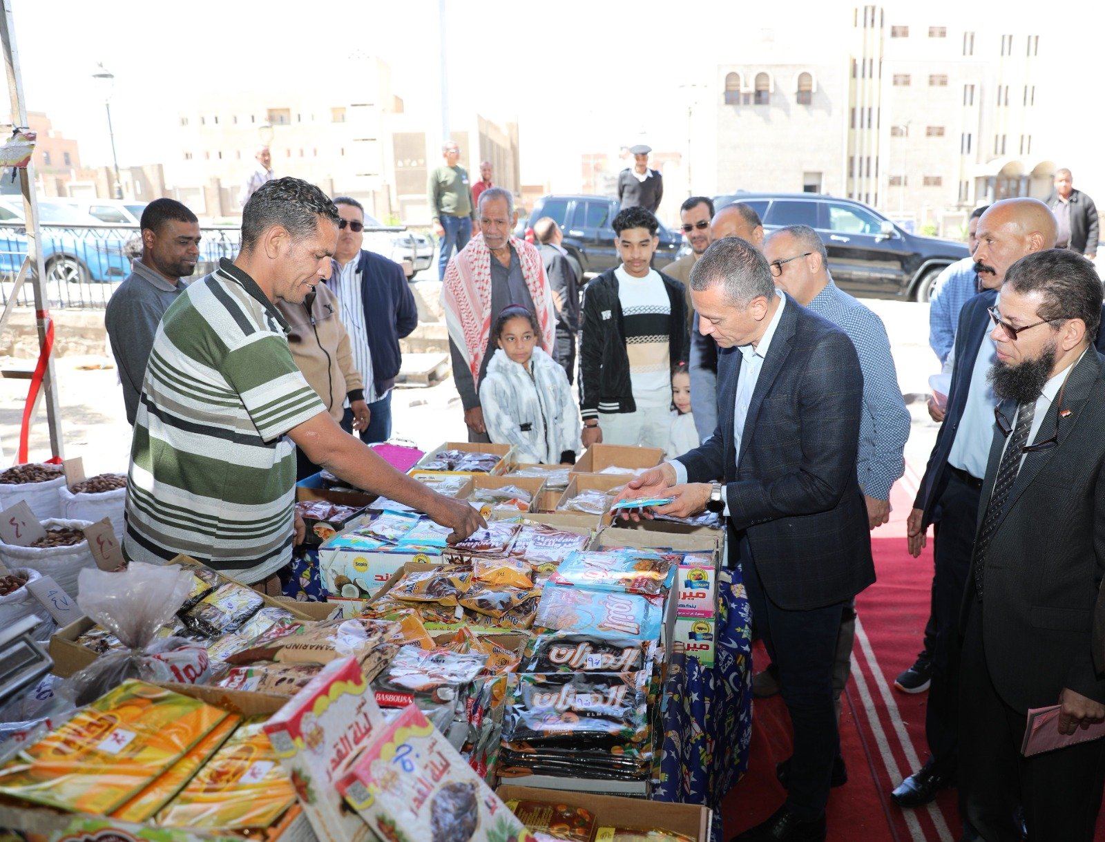 محافظ أسوان فى جولته