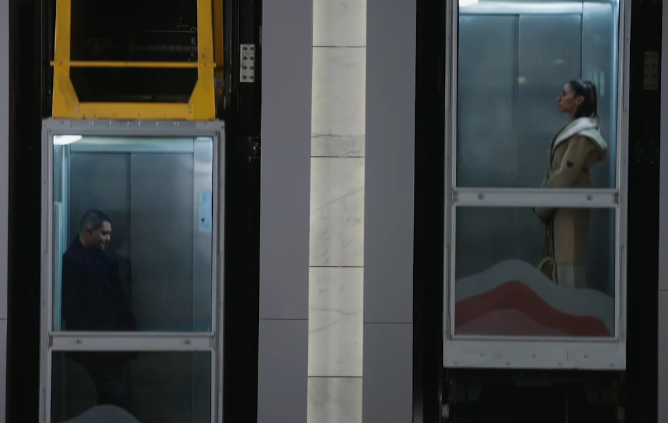 آسر ودينا في الاسانسير