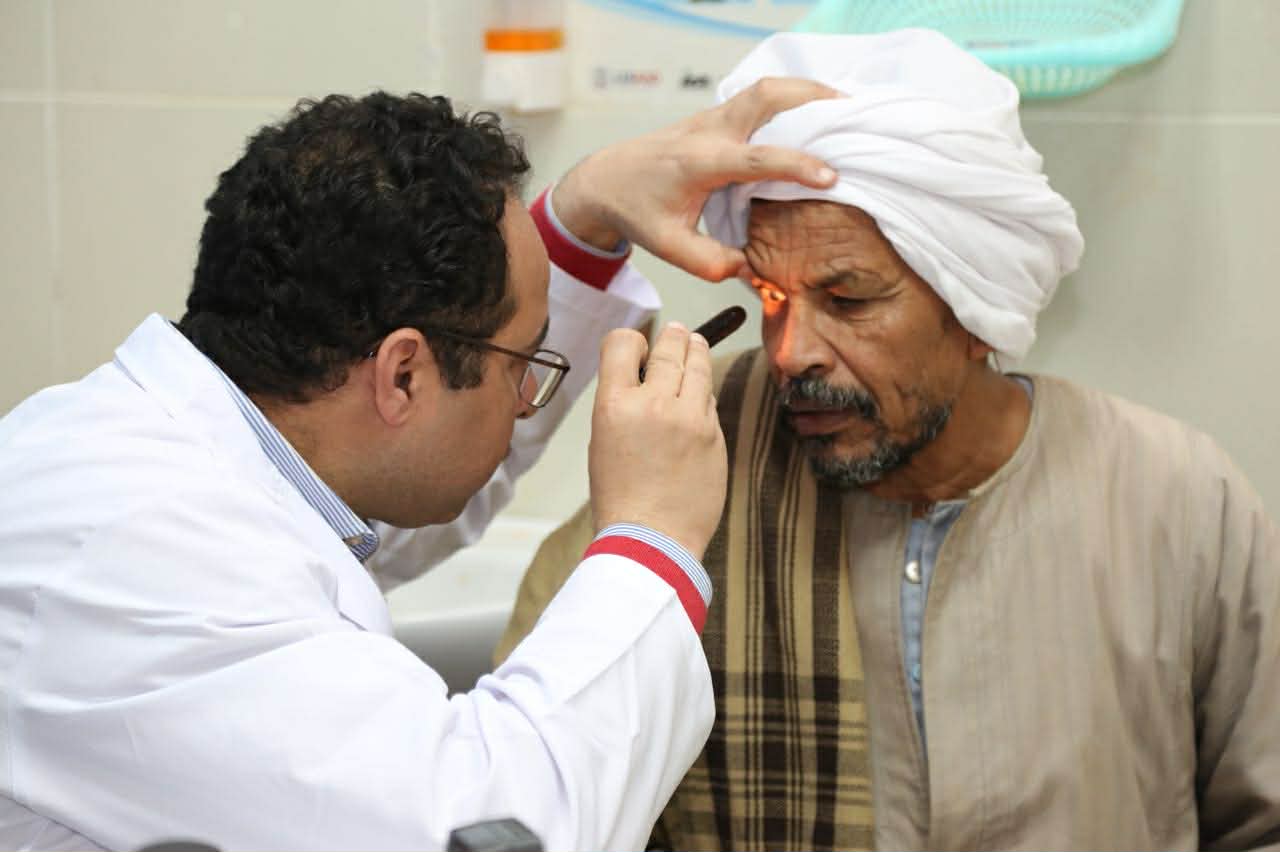 الدكتور شريف دبور يجرى الكشف الطبى على أحد المرضى