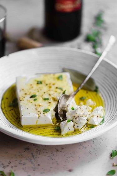 جبنة بالزيتون والزعتر جبنة بالزيتون والزعتر