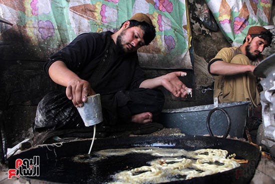 بائع يصنع الحلويات