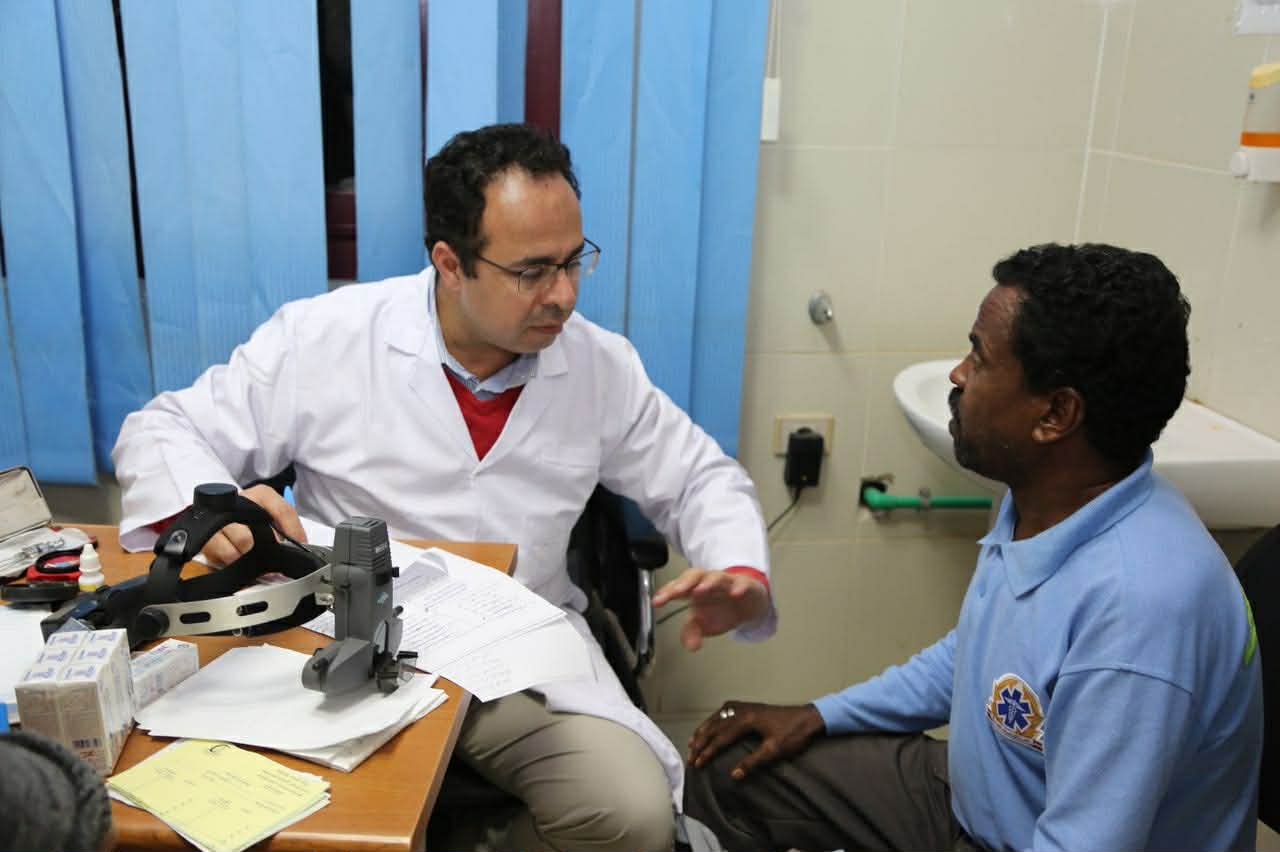 الدكتور شريف دبور يجرى الكشف  الطبى على أحد المرضى