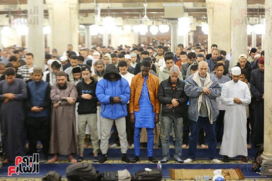 جنسيات مختلفه اثناء صلاة التراويح بالازهر الشريف (1)