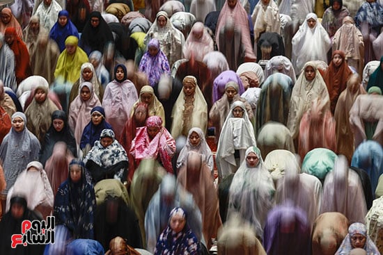 مسلمون يؤدون صلاة التراويح في جاكرتا مسلمون يؤدون صلاة التراويح في جاكرتا