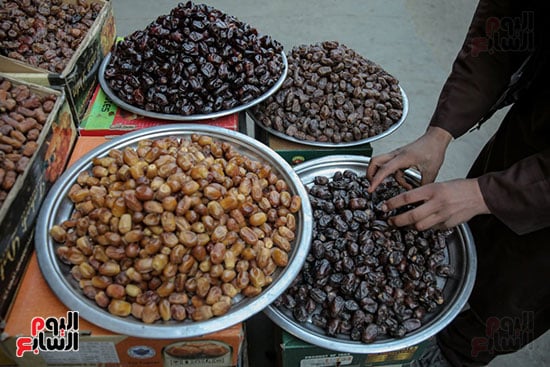 تمور مختلفة داخل السوق