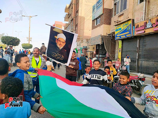 أطفال-إسنا-يحملون-صورة-شيخ-الأزهر-وعلم-فلسطين
