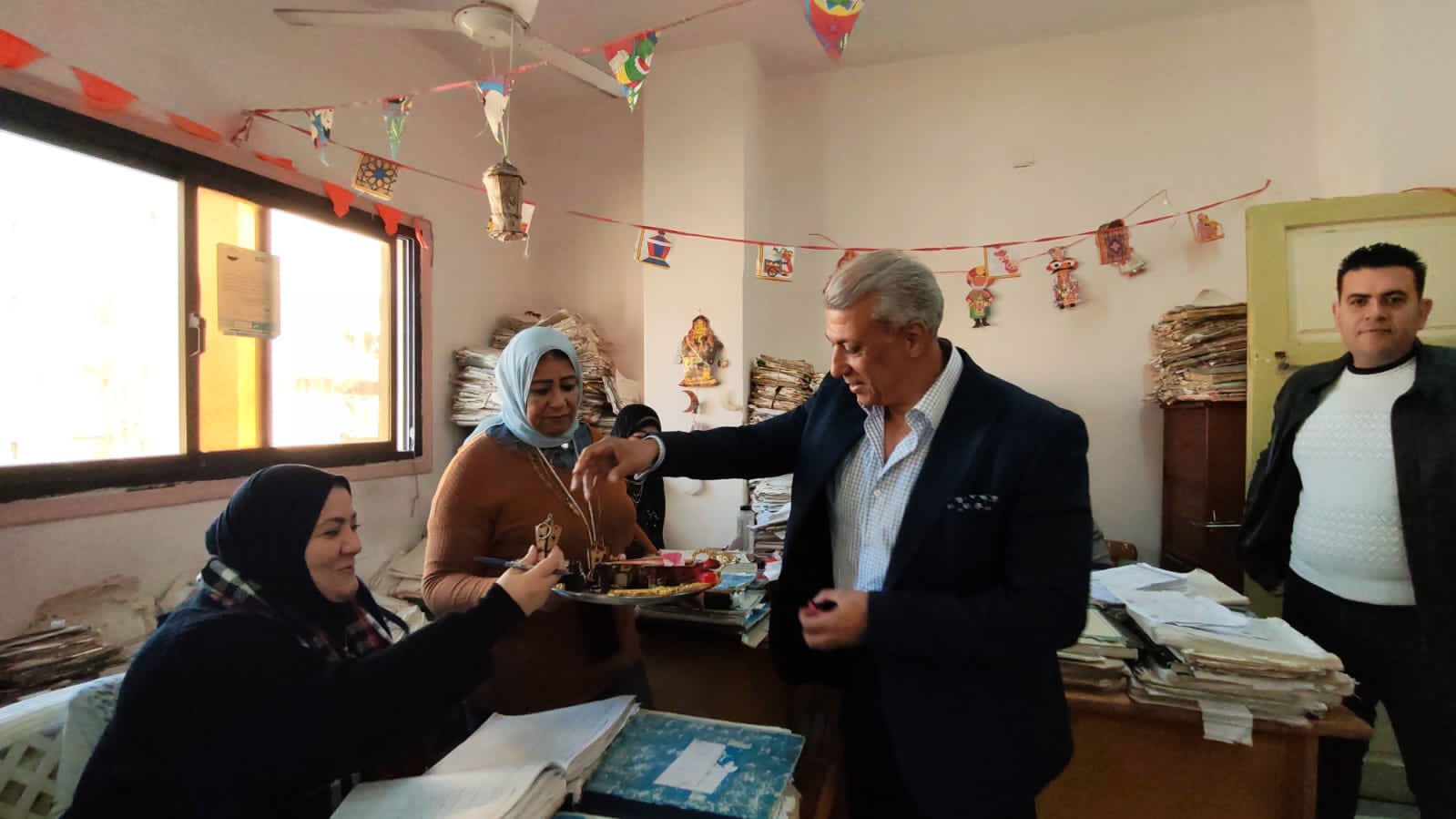 توزيع الفوانيس ع الموظفين