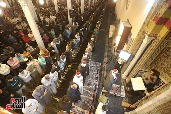 ألاف المصلين يحيون أولى ليالي رمضان في مسجد عمرو بن العاص