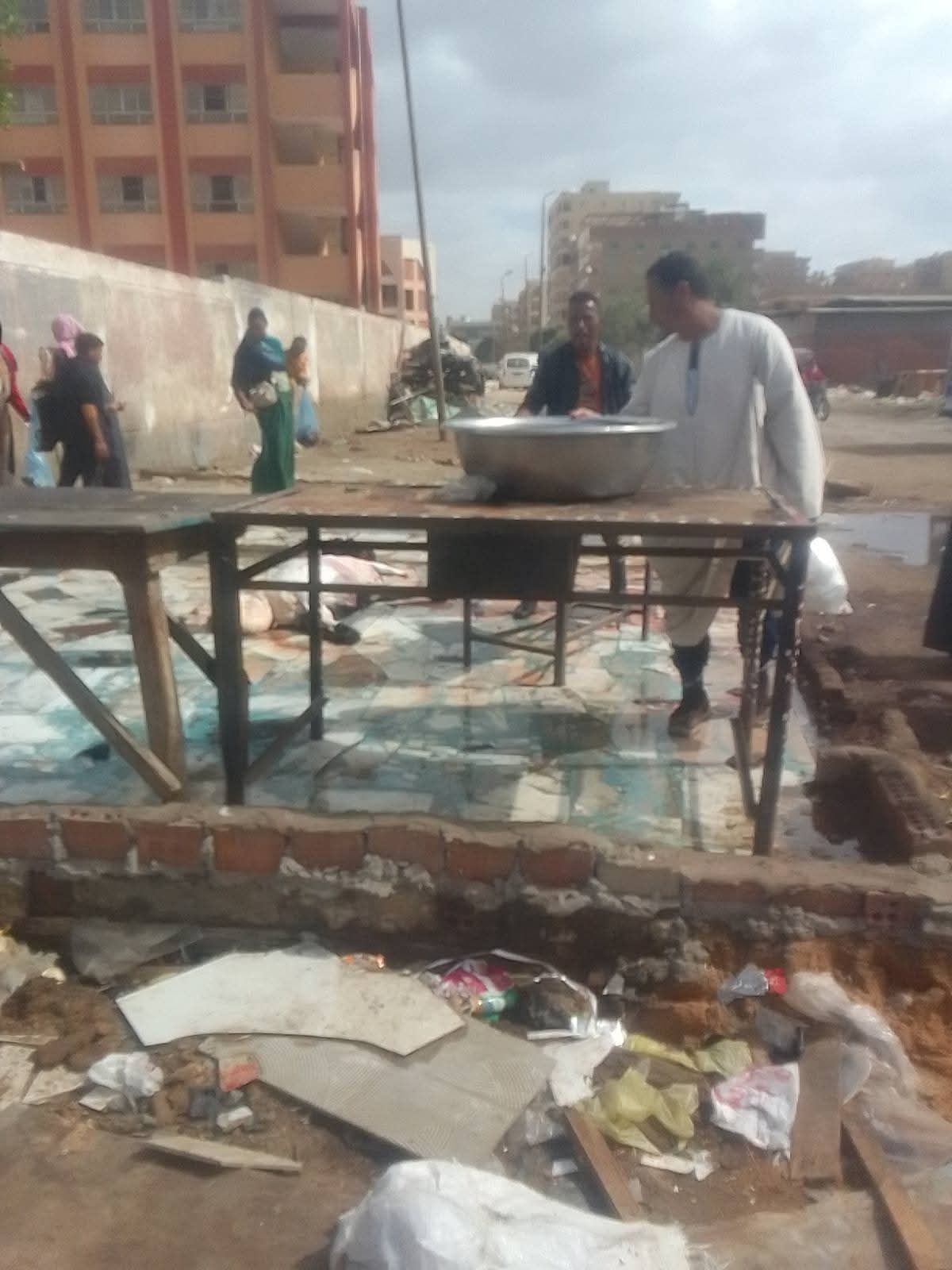 رئيس حى شرق مدينة نصر يقود حملات على سوق المنهل (1)