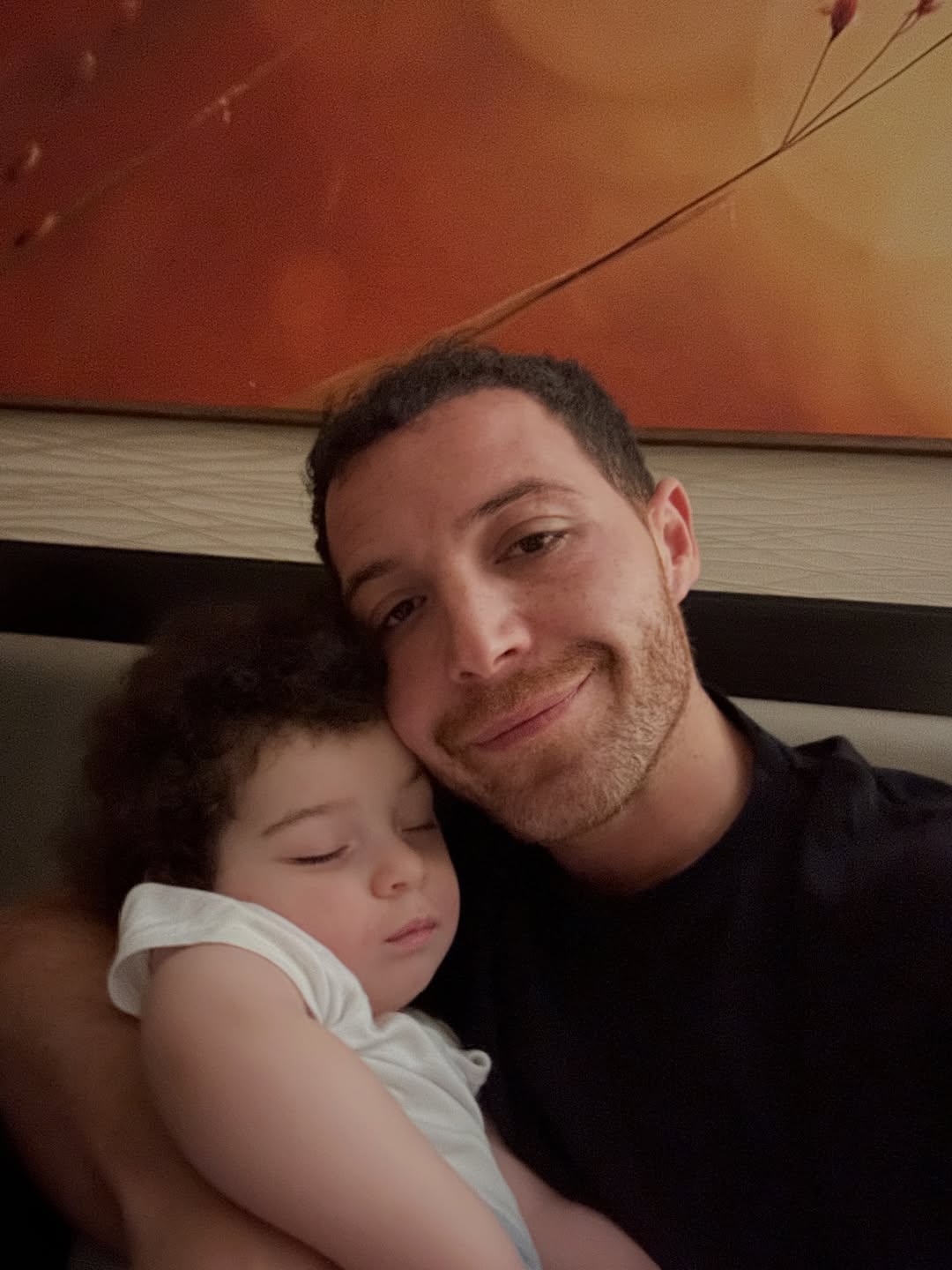 لحظات حنان مع حجازي تجاه طفله الصغير لحظات حنان مع حجازي تجاه طفله الصغير