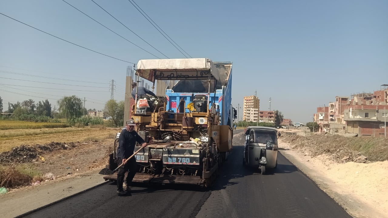 الاهتمام برصف الطرق داخل القرى 