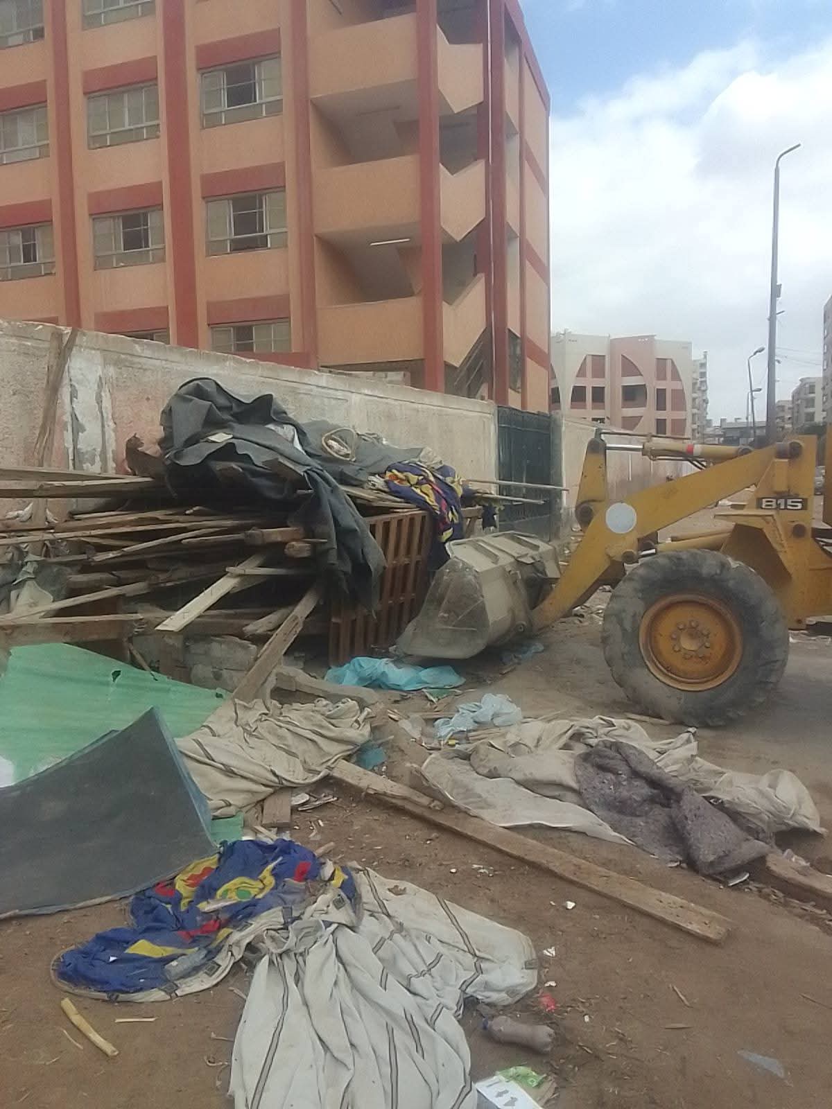 رئيس حى شرق مدينة نصر يقود حملات على سوق المنهل (4)